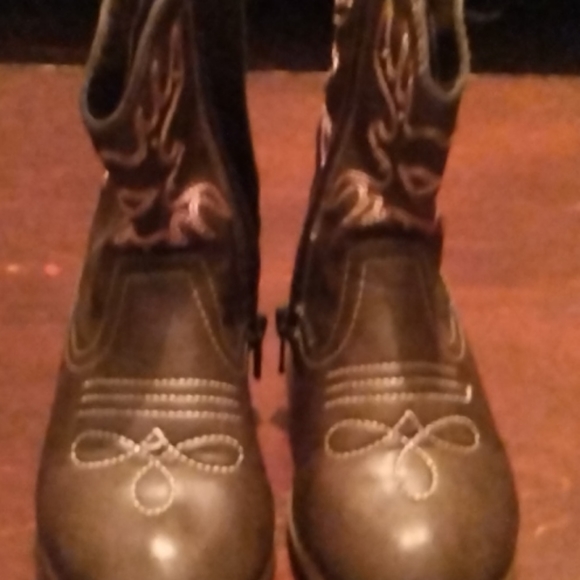 COPY - Boots - Picture 3 of 3